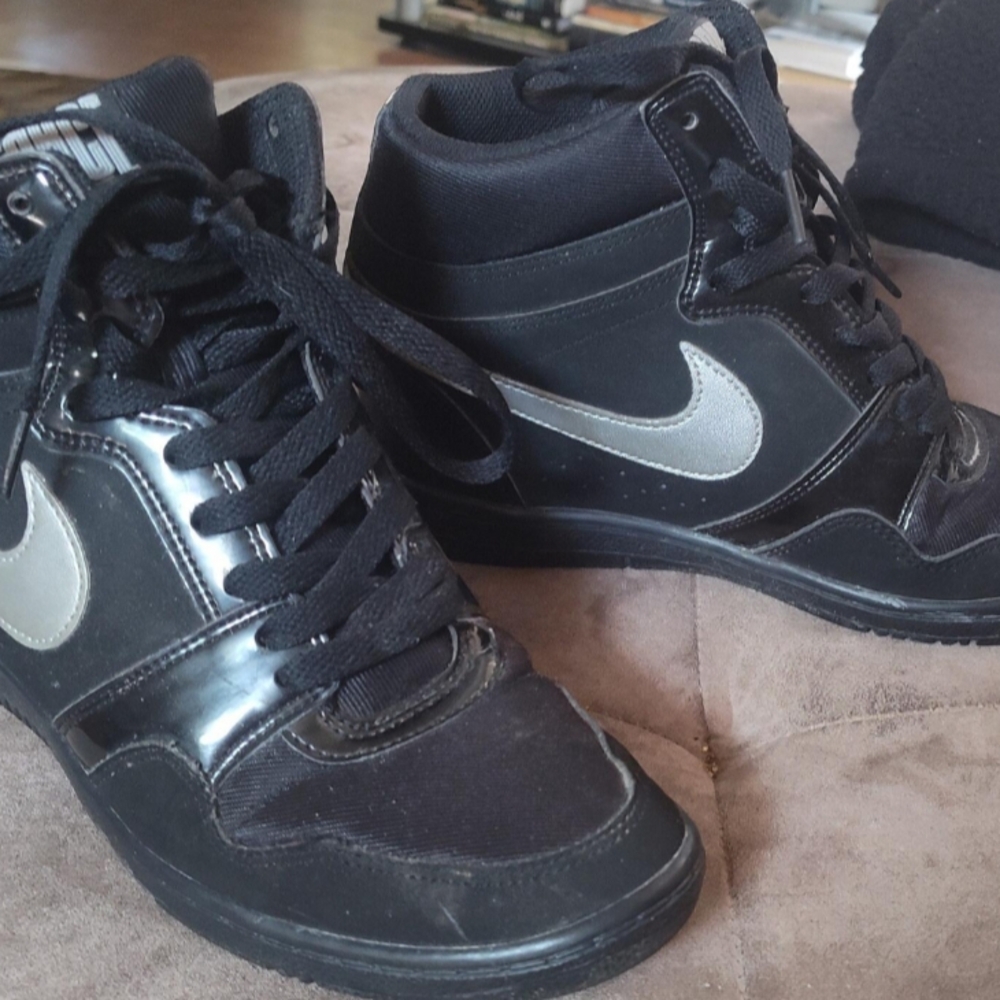 Women's Hidden Wedge Nike High-Top Sneakers 8.5